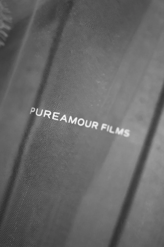 Logo PureAmour Films na tkaninie