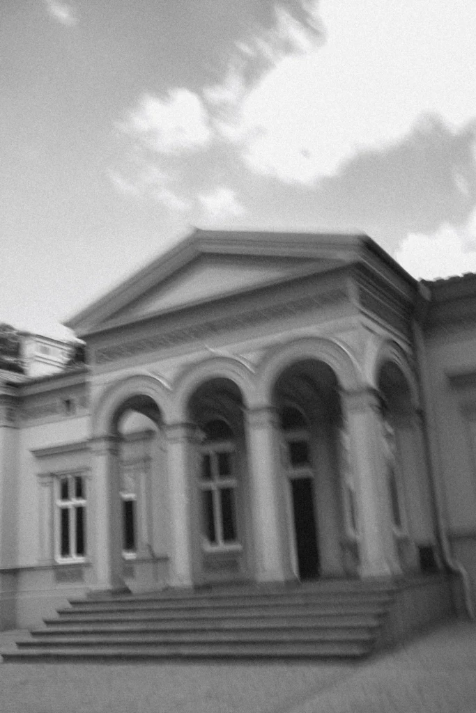 Pałac z kolumnowym portykiem i schodami – miejsce ślubu