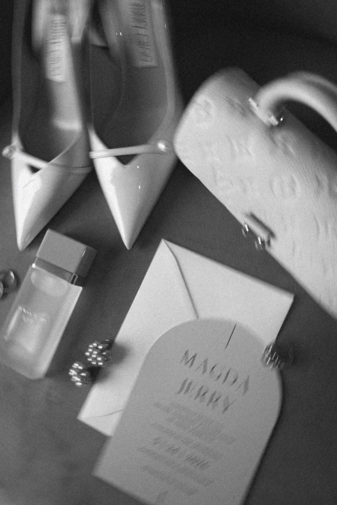 Buty, perfumy i zaproszenie ślubne Magdy i Jerry'ego