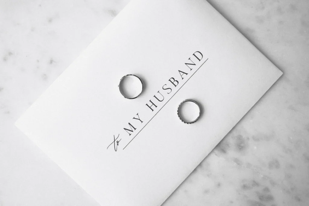 Dwie obrączki na kopercie z napisem „to my husband”